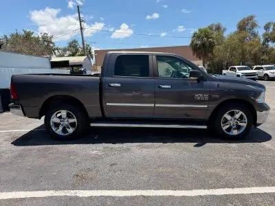 2015 RAM 1500 SLT Crew Cab photo 4
