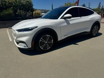 2021 Ford Mustang-Mach-e Select photo 3