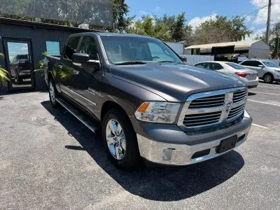 2015 RAM 1500 SLT Crew Cab photo 3
