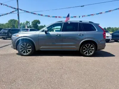 2017 Volvo XC90 T6 AWD Momentum photo 2