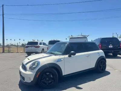 2013 MINI Cooper S photo 2