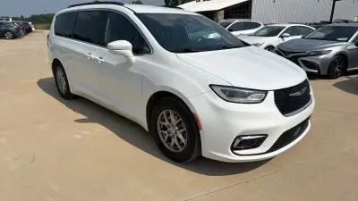 2022 Chrysler Pacifica Touring photo 3