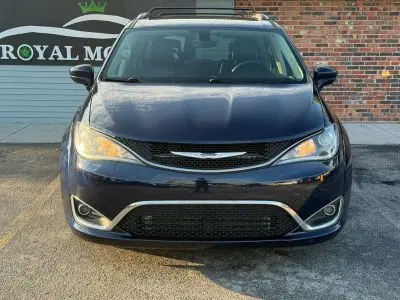 2017 Chrysler Pacifica Touring-L Plus photo 3