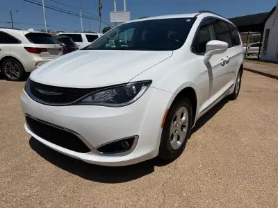 2017 Chrysler Pacifica Touring-L Plus photo 3
