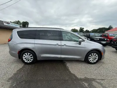 2017 Chrysler Pacifica Touring-L photo 2