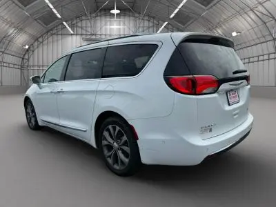 2017 Chrysler Pacifica Limited photo 3