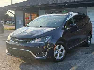 2017 Chrysler Pacifica Touring-L Plus photo 5