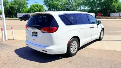 2018 Chrysler Pacifica L photo 3