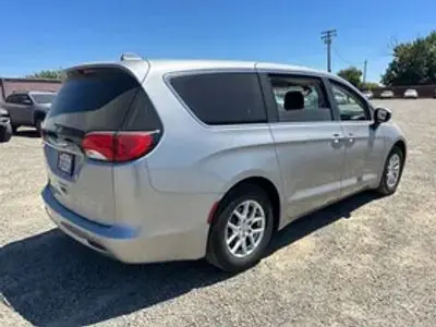 2017 Chrysler Pacifica LX photo 3