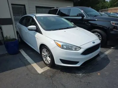 2017 Ford Focus Sedan SE photo 3
