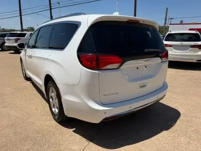 2017 Chrysler Pacifica Touring-L Plus photo 5