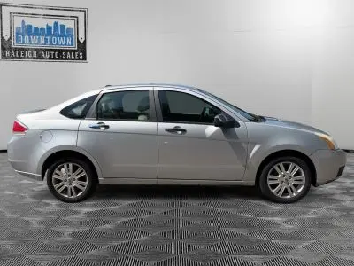 2010 Ford Focus SEL photo 3