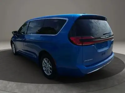 2026 Chrysler Pacifica Select photo 4