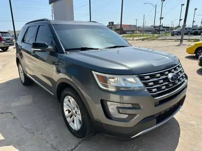 2017 Ford Explorer XLT FWD photo 4