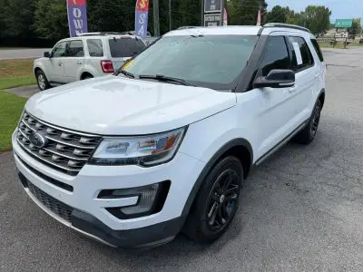 2017 Ford Explorer XLT FWD photo 2