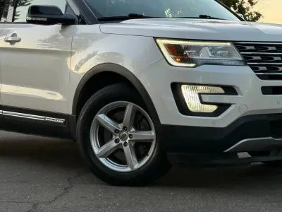 2017 Ford Explorer XLT 4WD photo 4