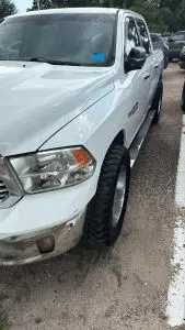 2015 RAM 1500 SLT Crew Cab photo 3