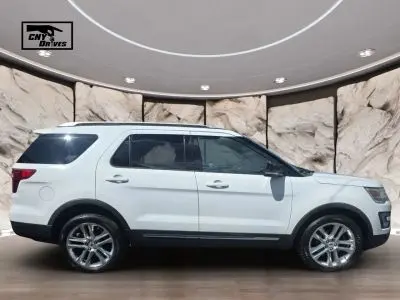 2017 Ford Explorer XLT 4WD photo 4