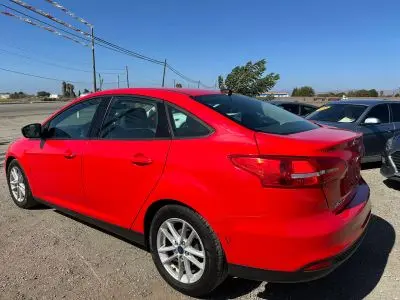 2017 Ford Focus SE Sedan photo 4