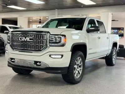 2017 GMC Sierra 4WD Crew Cab Short Box photo 2