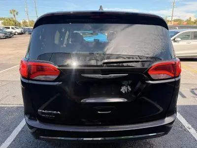 2017 Chrysler Pacifica Touring L Plus photo 4