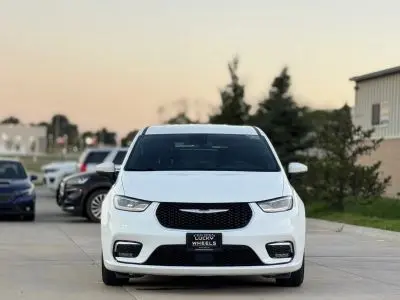 2023 Chrysler Pacifica Touring photo 2