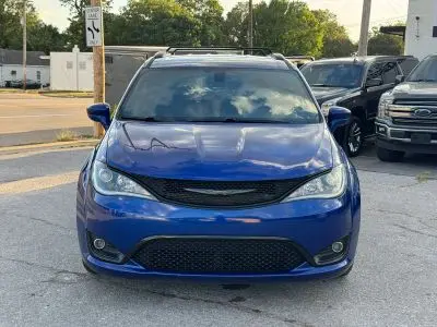 2019 Chrysler Pacifica Touring L Plus photo 2