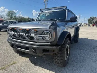2023 Ford Bronco Badlands 4WD photo 2
