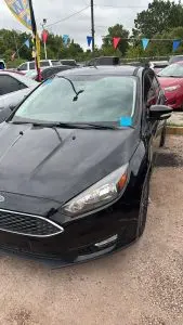 2016 Ford Focus SE Hatchback 5-Door photo 3
