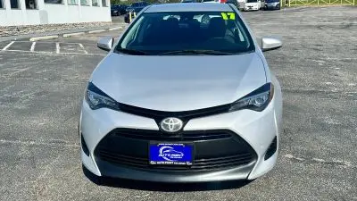 2017 Toyota Corolla LE AT photo 2