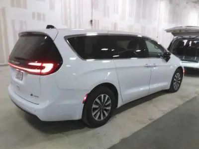 2024 Chrysler Pacifica Hybrid PHEV Select photo 3