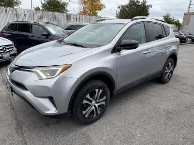 2017 Toyota RAV4 LE photo 3