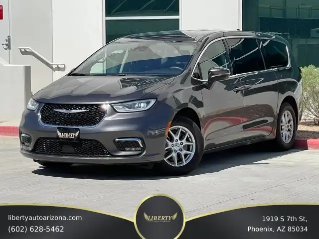 2023 Chrysler Pacifica Touring L's photo