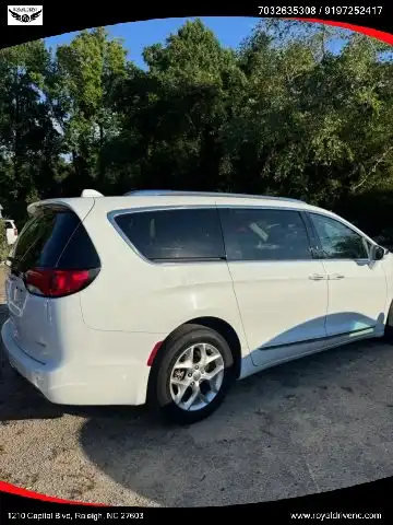 2020 Chrysler Pacifica Limited's photo
