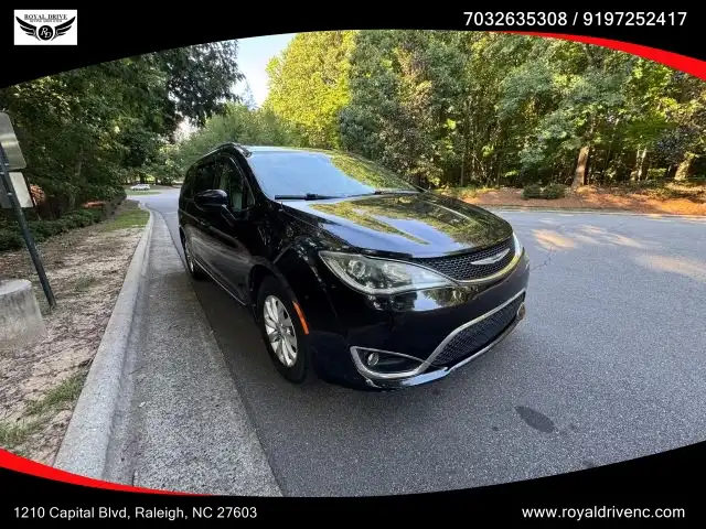 2019 Chrysler Pacifica Touring L's photo