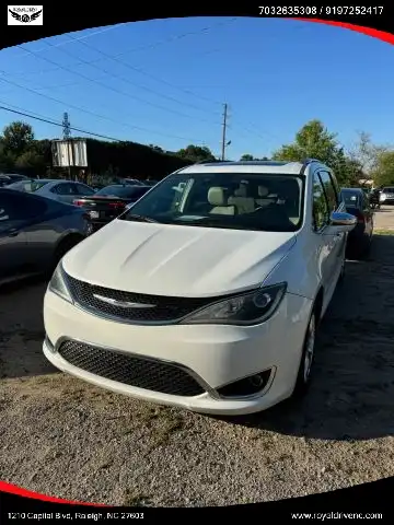 2020 Chrysler Pacifica Limited's photo