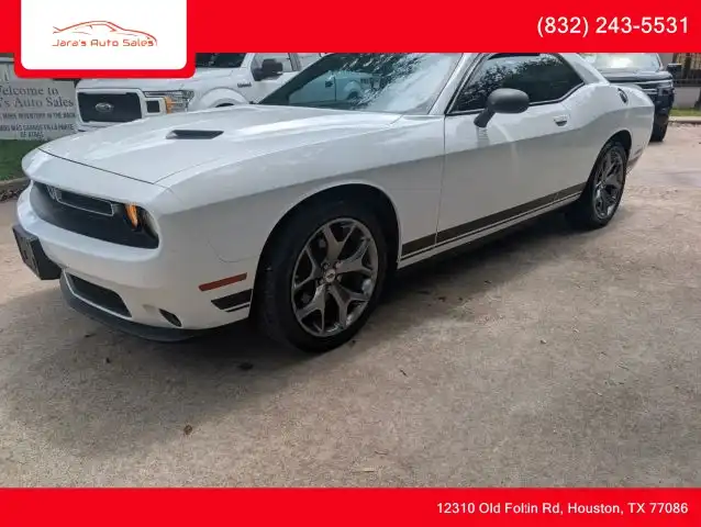 2017 Dodge Challenger SXT's photo