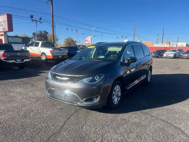 2019 Chrysler Pacifica Touring L's photo