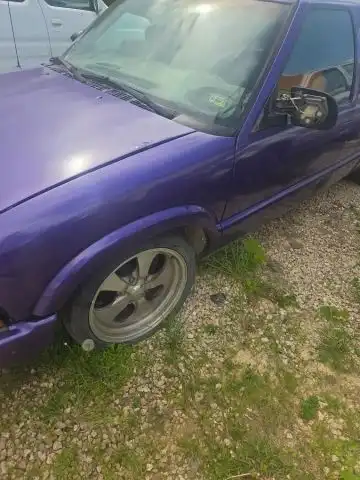 2002 Chevrolet S10 2WD Extended Cab LS w/3rd Door's photo
