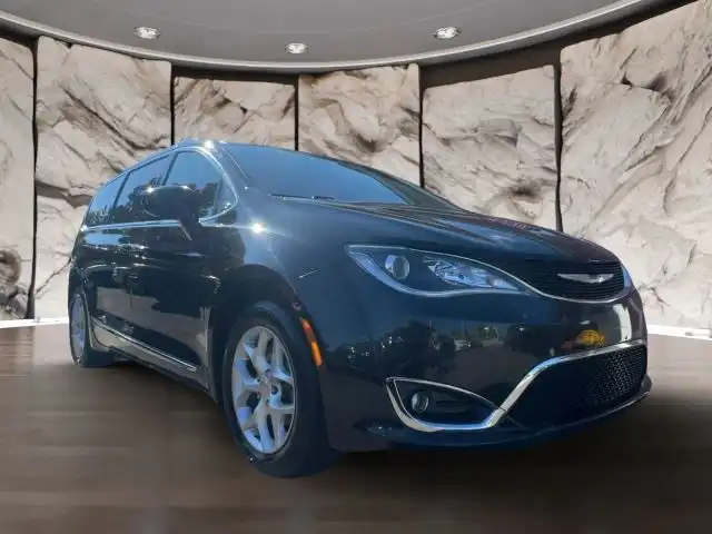 2018 Chrysler Pacifica Touring L's photo