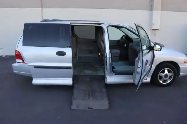 2002 Ford Windstar LX's photo