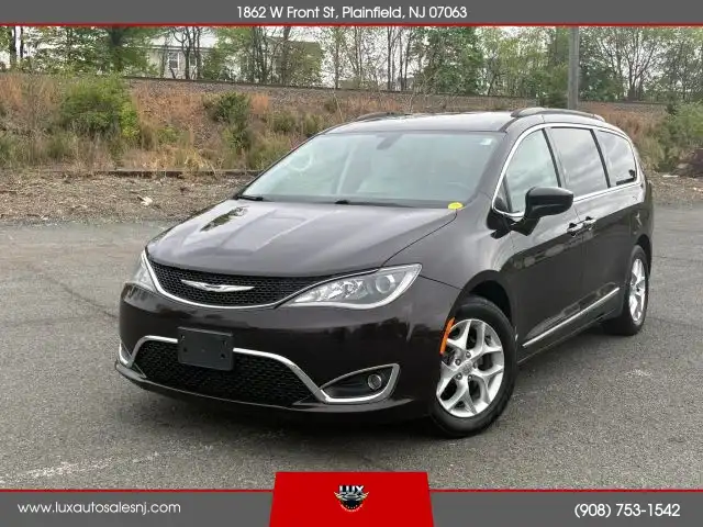 2017 Chrysler Pacifica Touring-L's photo