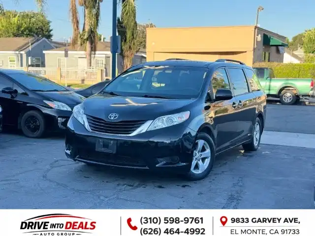 2015 Toyota Sienna LE V6 7-Passenger Access Seat's photo