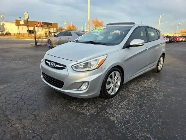 2014 Hyundai Accent SE 5-Door 6-Speed Automatic's photo