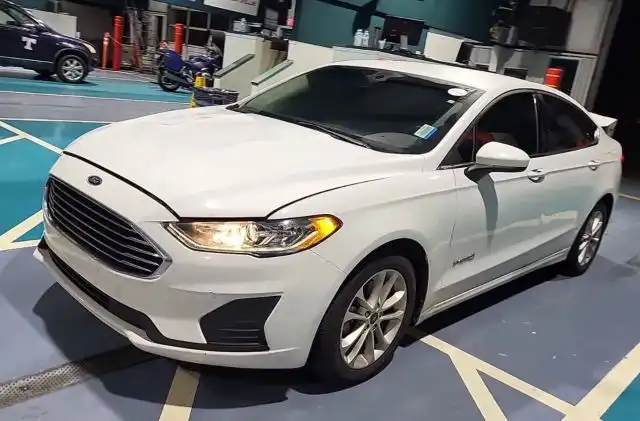 2019 Ford Fusion SE's photo