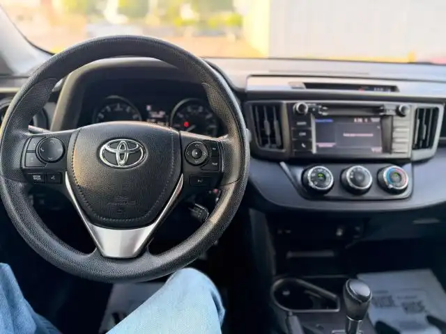 2018 Toyota RAV4 LE's photo