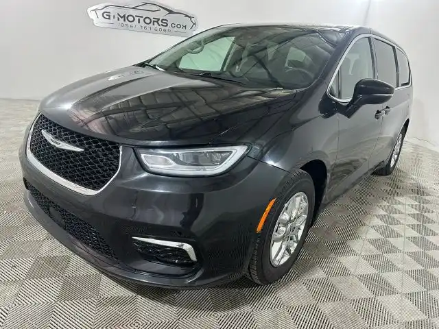 2024 Chrysler Pacifica Touring L's photo