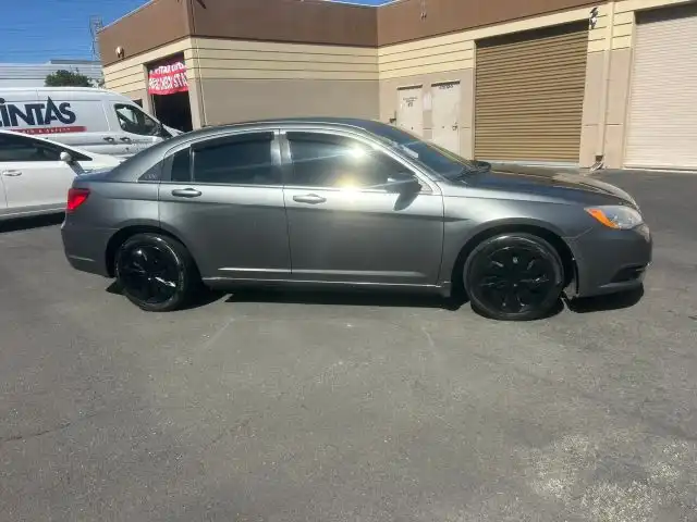 2013 Chrysler 200 LX's photo