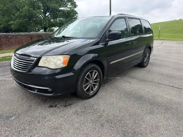 2013 Chrysler Town & Country Touring's photo