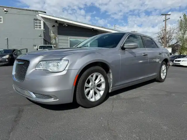 2016 Chrysler 300 Limited's photo
